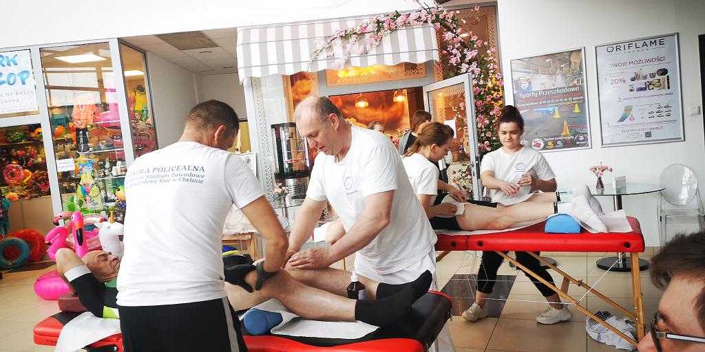 słuchacze kierunku technik masażysta podczas wykonywania masażu dla uczestników roztoczańskiego ultramaratonu rowerowego