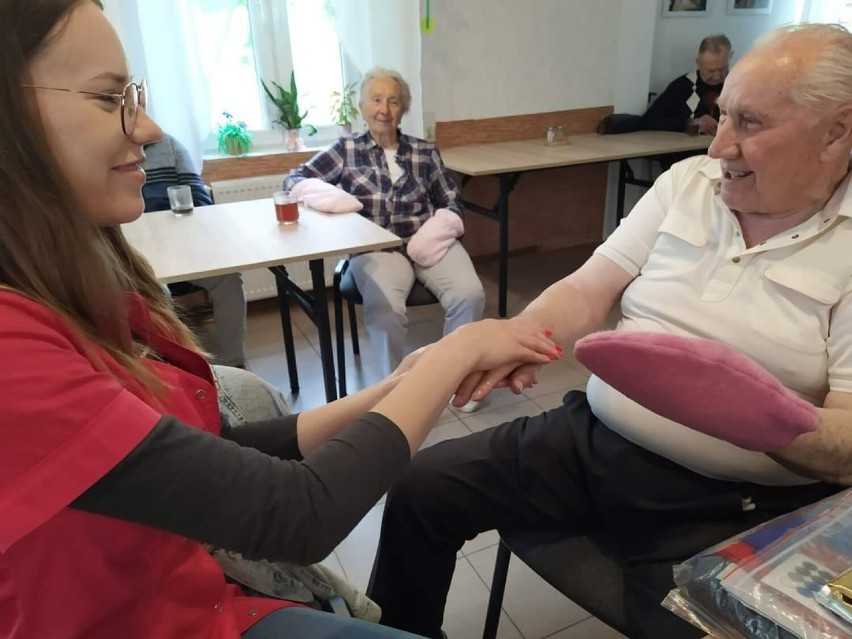 zdjęcie przedstawia słuchaczkę studium podczas wykonywania masażu dłoni