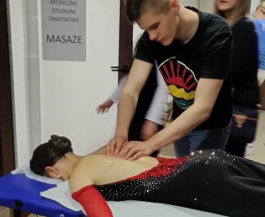 Słuchacz kierunku technik masażysta podczas masażu uczestniczki konkursy