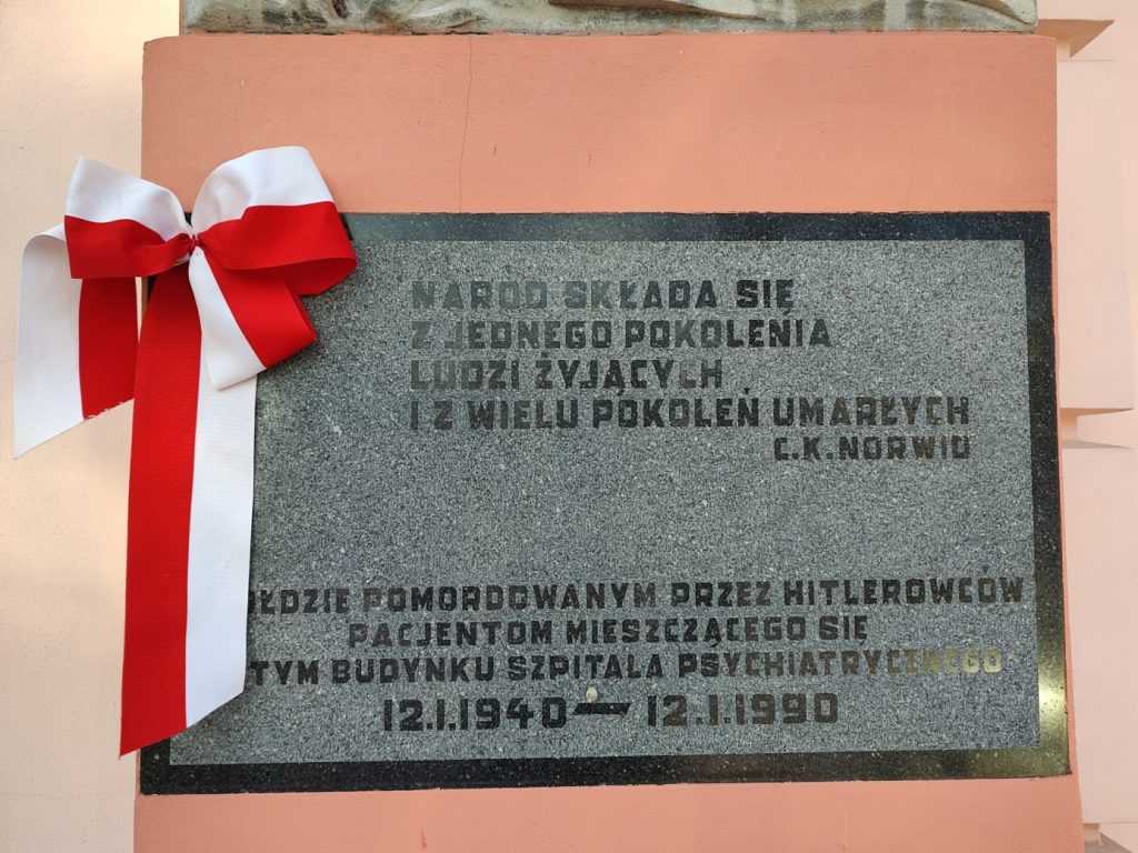 Tablica wmurowana w 50 rocznicę zagłady szpitala psychiatrycznego w Chełmie - obecnie budynej Szkoły Policealnej Medycznego Studium Zawodowego