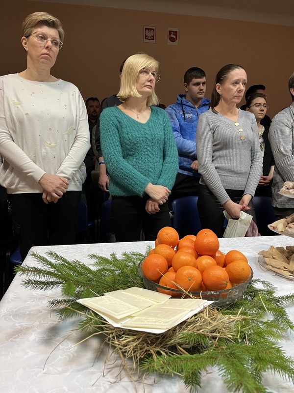 zdjęcie zbiorowe słuchaczy podczas szkolnej wigilii