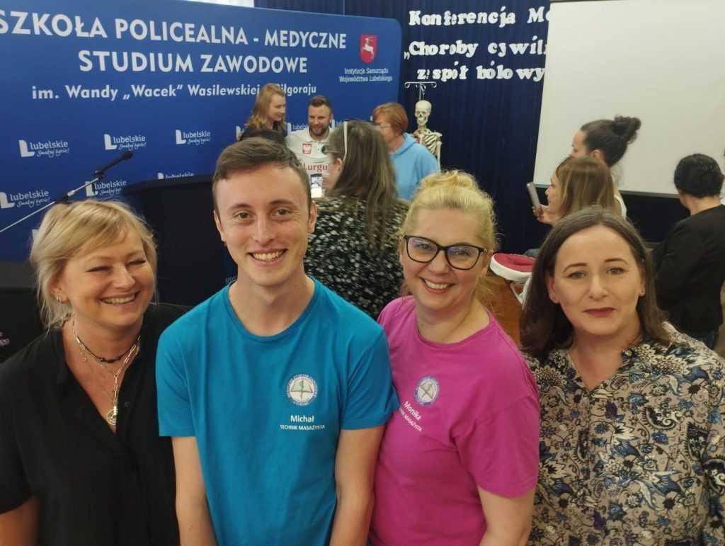 turniej masażu, od lewej Magdalena Czerniakiewicz - nauczyciel, Michał Kosiniec - słuchacz, Monika Zaborek-Turewicz - słuchaczka, Laura Morow-Panasiuk kierownik kształcenia praktycznego
