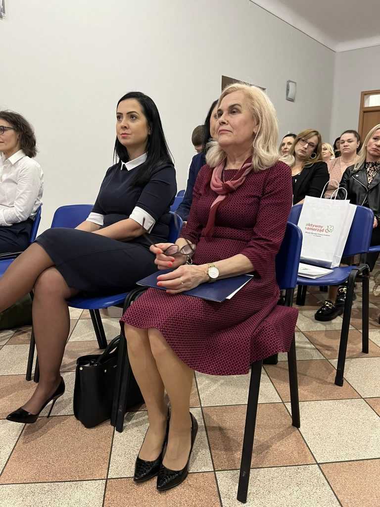 widok na salę konferencyjną od lewej pani Monika Petla, pani Małgorzata Szyszkowska